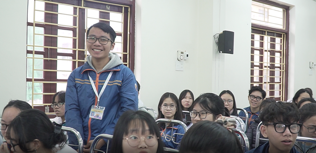 Các bạn học sinh trường THPT Chuyên Lê Hồng Phong đặt câu hỏi cho các chuyên gia tư vấn du học từ ISTAR.
