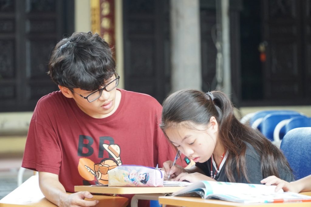 Quang Phúc là tình nguyện viên dạy học thường niên tại chùa Diên Phúc.