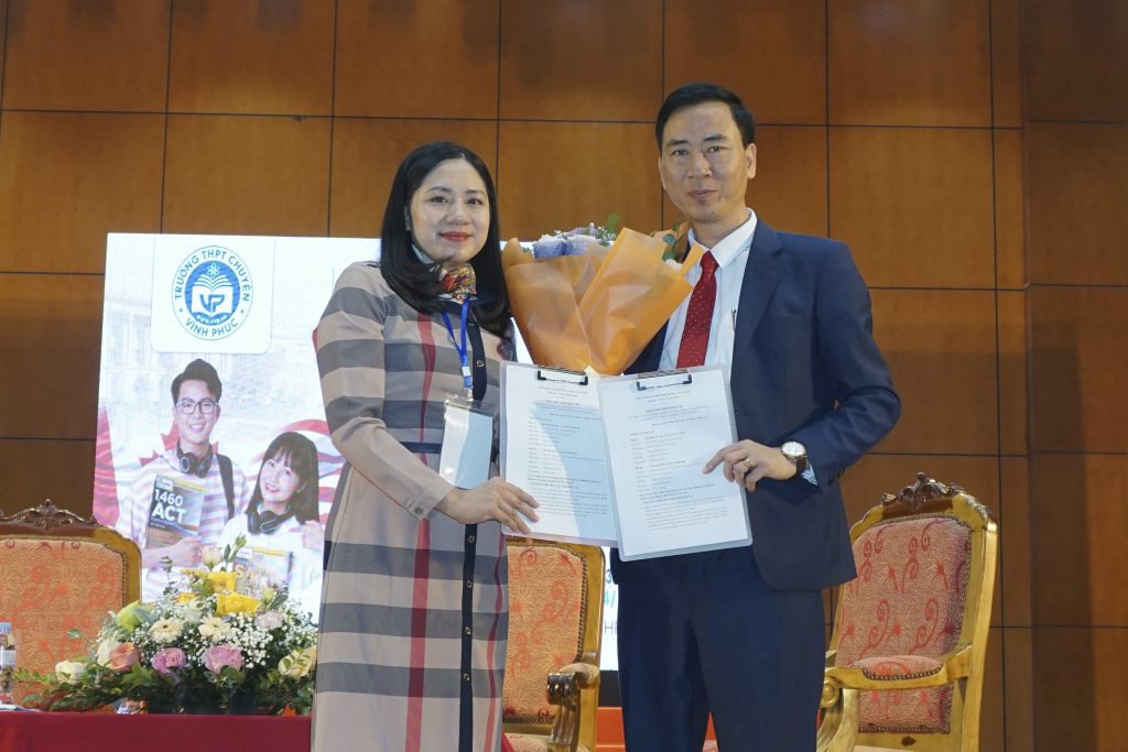 Lễ ký kết biên bản hợp tác bảo trợ chuyên môn du học từ ISTAR với CLB du học trường THPT Chuyên Vĩnh Phúc