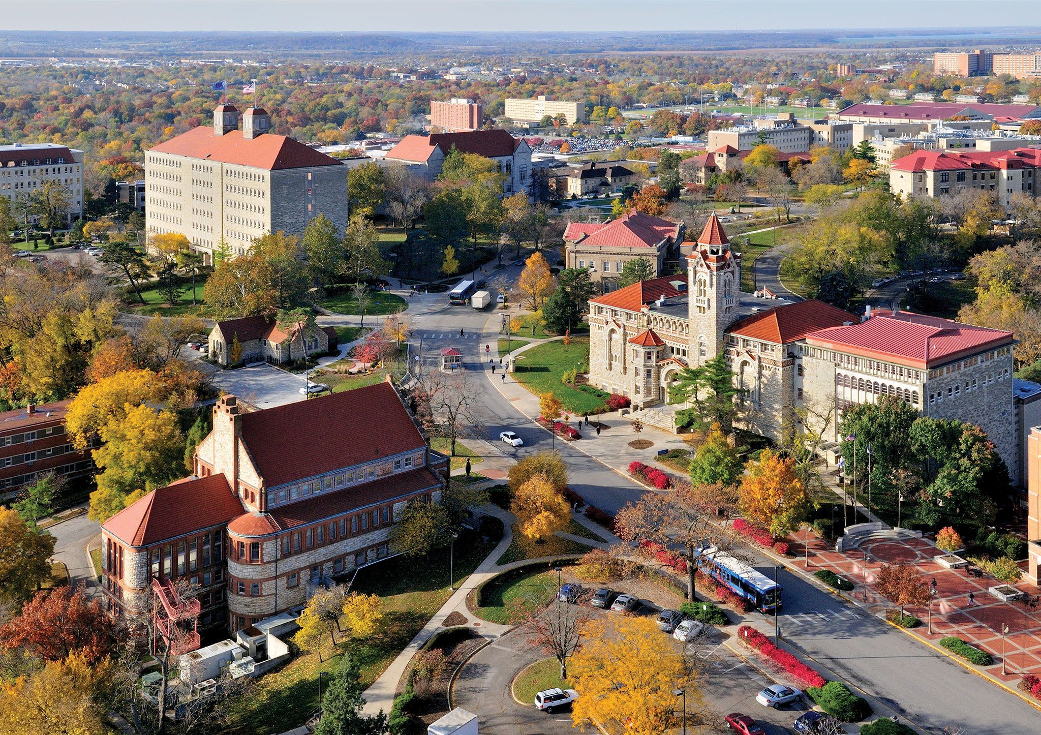 Khuôn viên của trường Đại học Kansas, Mỹ, gây ấn tượng với không gian kiến trúc độc đáo, những dãy nhà mái đỏ cổ kính với phong cách tựa như “Học viện phù thủy Hogwarts” trong bộ phim Harry Porter nổi tiếng.
